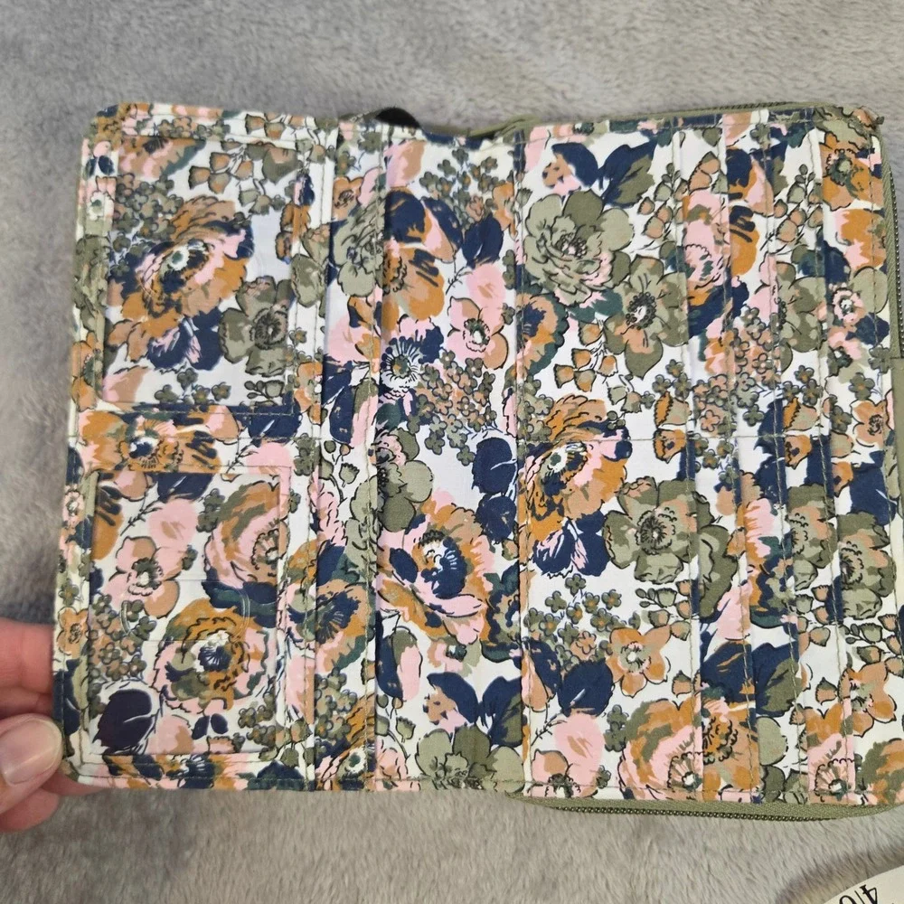Vera Bradley Turnlock Wallet Sage Green Quilted Nylon Floral Interior Organizer - Picture 7 of 9